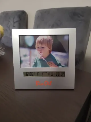 Cornice digitale Bio-Oil con orologio e termometro