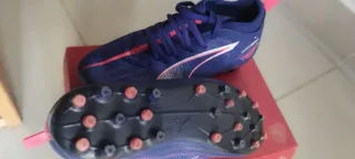 Zapatos de fútbol Puma azules y rosas