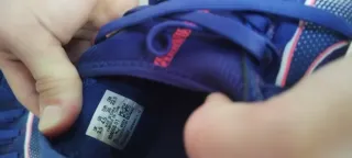 Zapatos de fútbol Puma azules y rosas