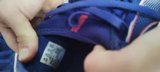 Zapatos de fútbol Puma azules y rosas