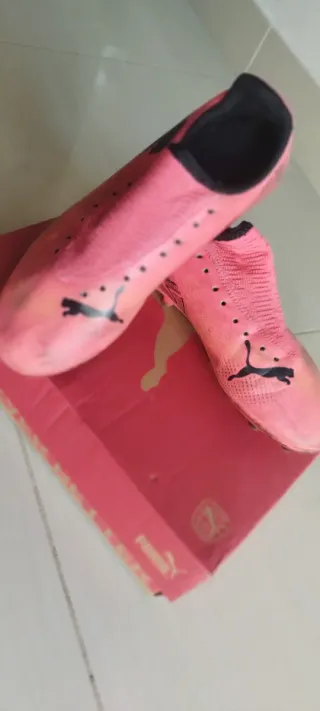 Zapatos de fútbol Puma azules y rosas