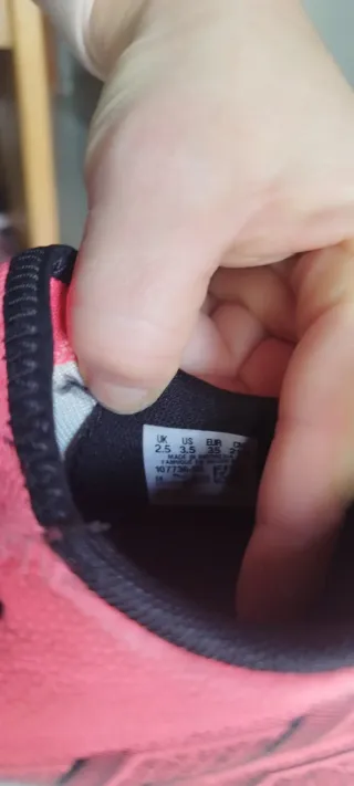 Zapatos de fútbol Puma azules y rosas