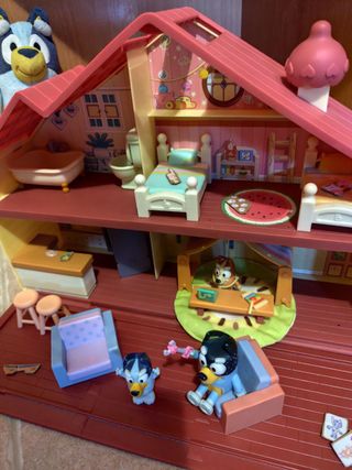 Casa Bluey con figuras, coche y peluches