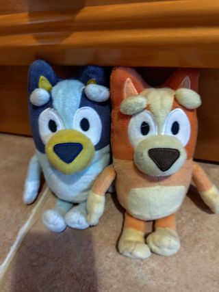 Casa Bluey con figuras, coche y peluches