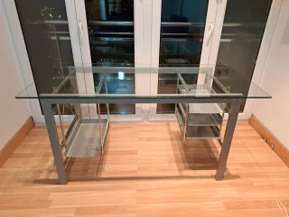Mesa de cristal y acero