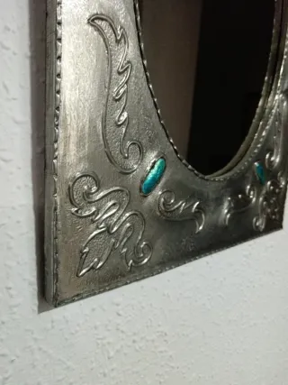Espejo decorativo plateado con detalles turquesa