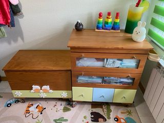 Baúl infantil madera cerezo con ruedas