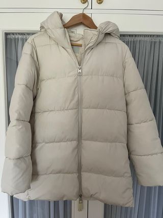 Anorak acolchado con capucha beige