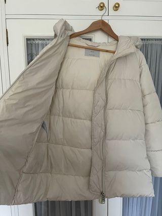 Anorak acolchado con capucha beige