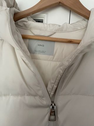 Anorak acolchado con capucha beige