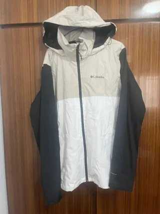 Cortavientos Columbia Beige y Negro