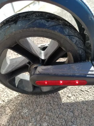 Patinete eléctrico rojo y gris