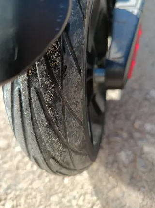 Patinete eléctrico rojo y gris