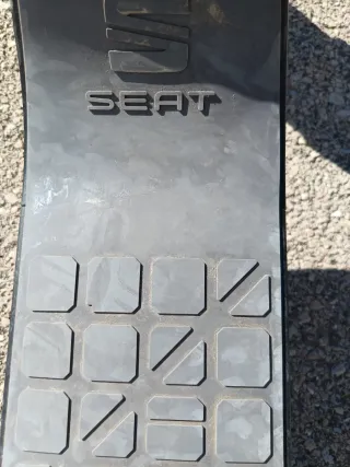 Patinete eléctrico rojo y gris