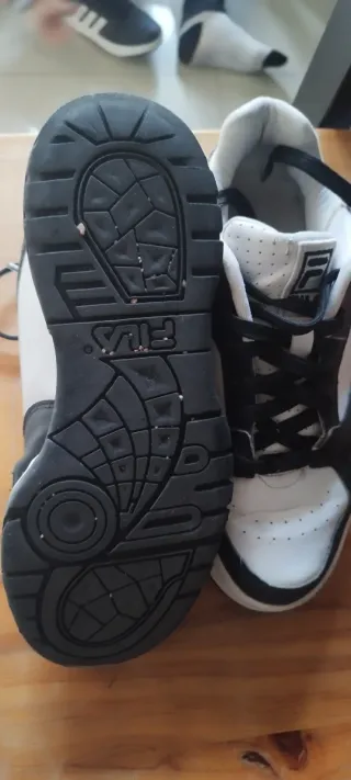 Zapatillas Fila Teratach 600 Blancas y Negras