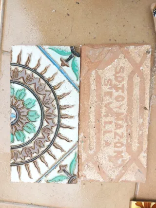 Pareja de azulejos antiguos decorados