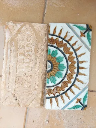 Pareja de azulejos antiguos decorados