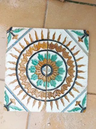 Pareja de azulejos antiguos decorados