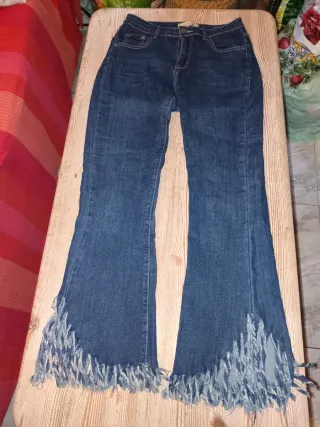 Pantalones vaqueros acampanados con flecos