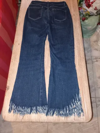 Pantalones vaqueros acampanados con flecos