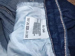 Pantalones vaqueros acampanados con flecos