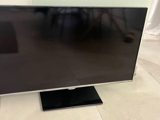 Televisor 43 + cromcast + mando + peana articulada