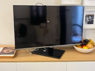 Televisor 43 + cromcast + mando + peana articulada