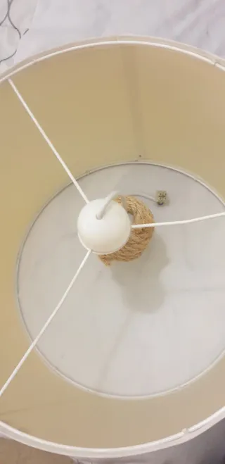 Tulipa de lámpara beige y marrón