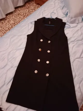 Vestido cruzado negro con botones