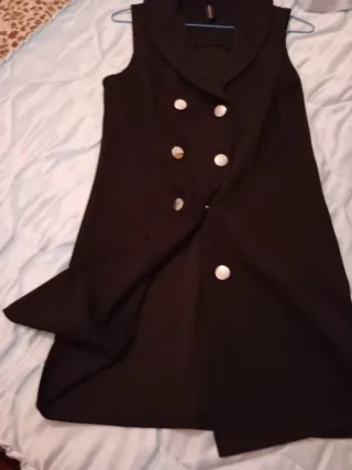 Vestido cruzado negro con botones