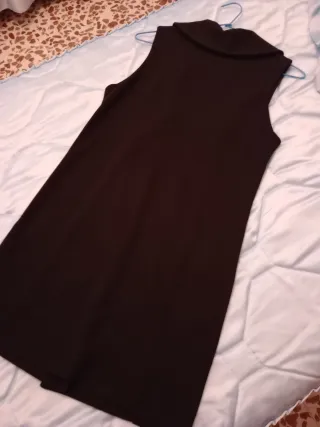 Vestido cruzado negro con botones