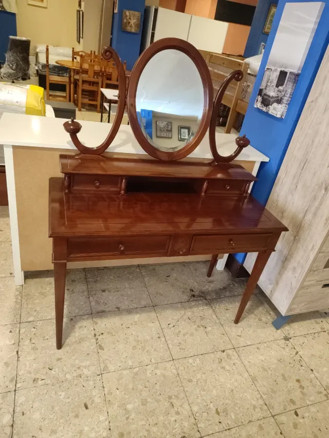 Mueble tocador de madera con espejo ovalado