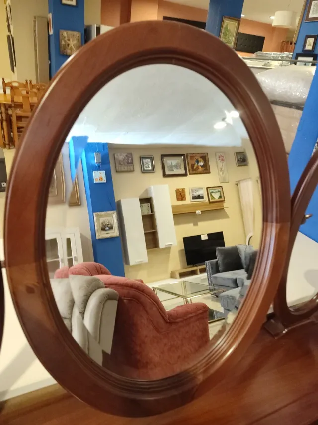 Mueble tocador de madera con espejo ovalado