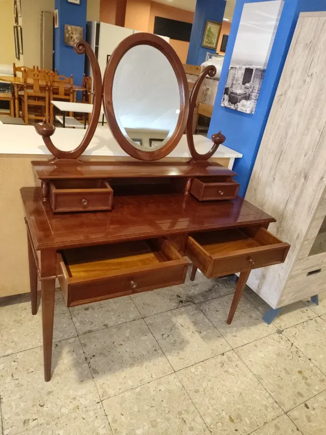 Mueble tocador de madera con espejo ovalado
