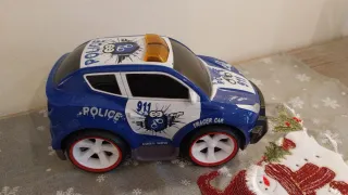 Coche de policía de juguete azul y blanco