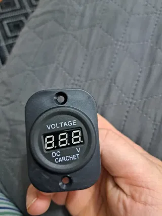 Medidor de voltaje digital cc de 12-24v redondo