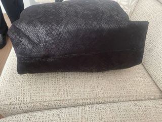 Bolso negro efecto piel serpiente Muy suave