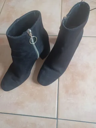 Stivaletti neri Stradivarius con zip