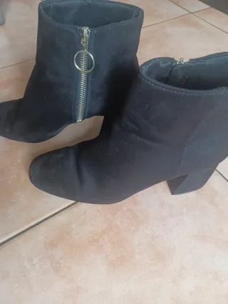 Stivaletti neri Stradivarius con zip