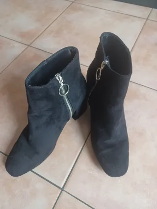 Stivaletti neri Stradivarius con zip