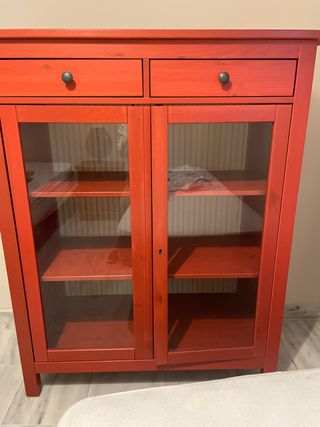 Mueble IKEA rojo con llave y almacenaje