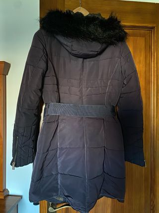 Chaquetón azul con cinturón y capucha