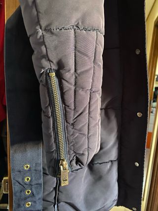 Chaquetón azul con cinturón y capucha