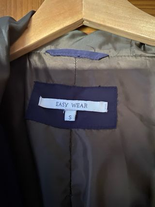 Chaquetón azul con cinturón y capucha