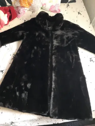 Abrigo de pelo negro