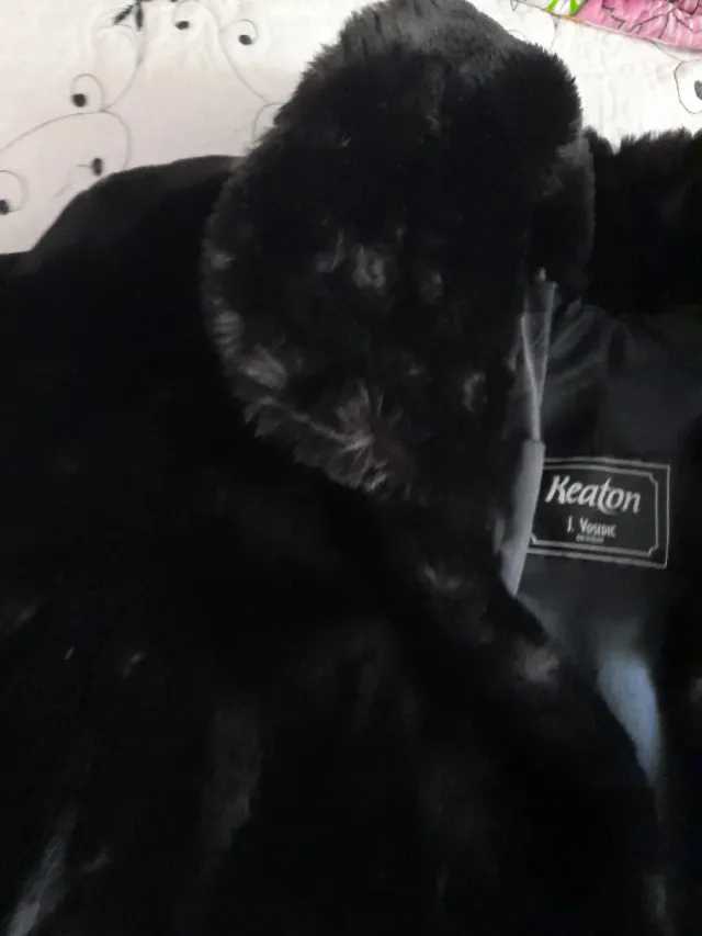 Abrigo de pelo negro