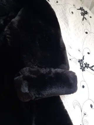 Abrigo de pelo negro