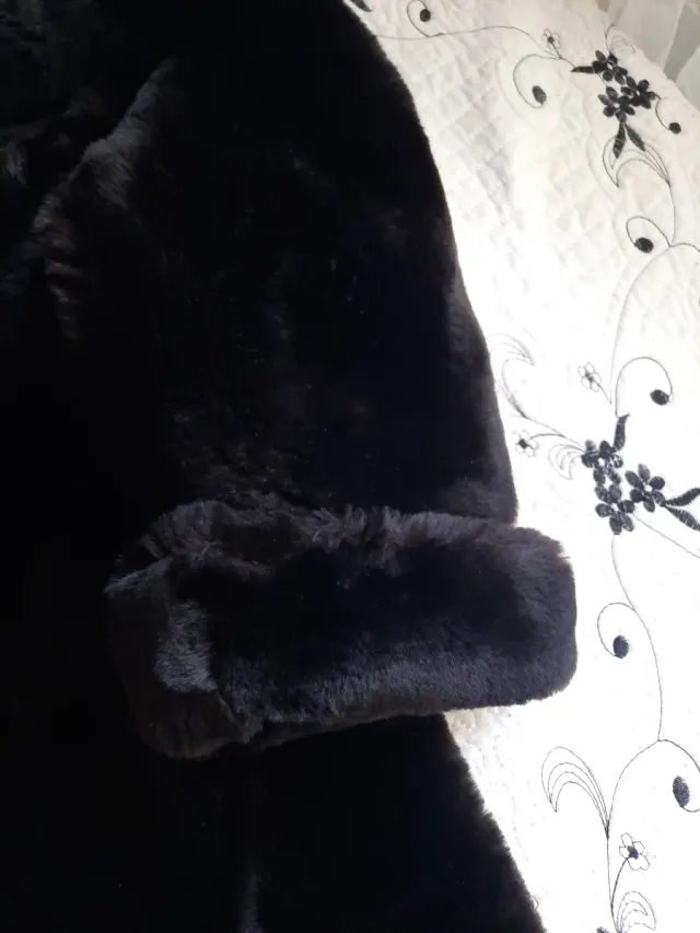 Abrigo de pelo negro