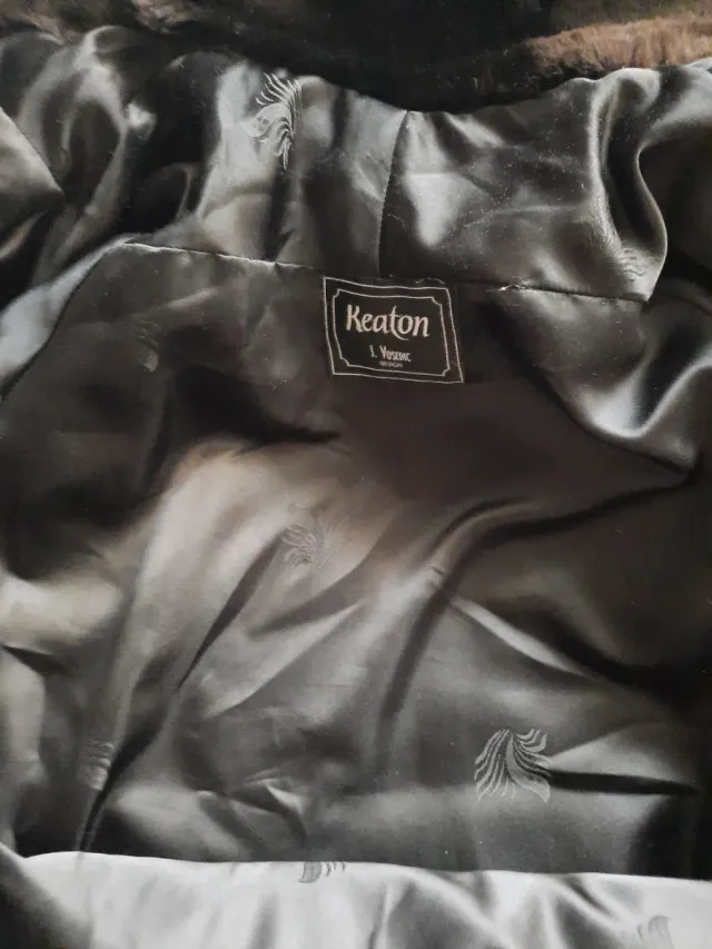 Abrigo de pelo negro