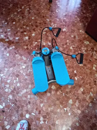 Aparato de gimnasia con pedales y bandas